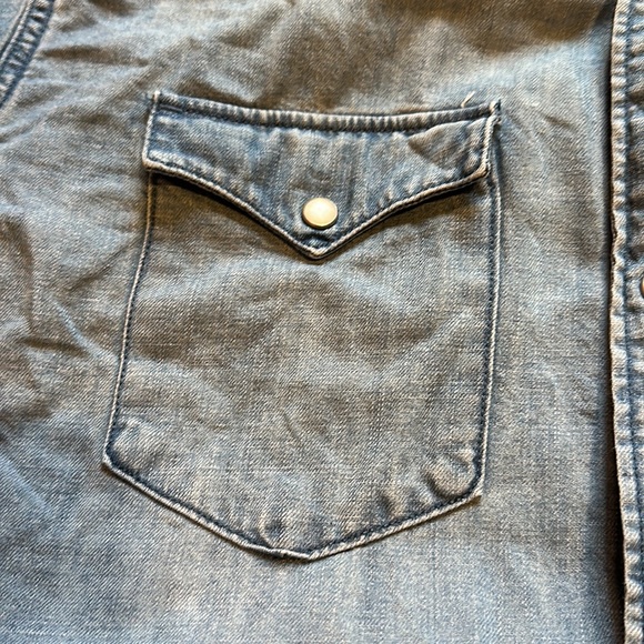 Levi’s Relaxed Fit Denim Shirt Size Medium - Picture 9 of 11